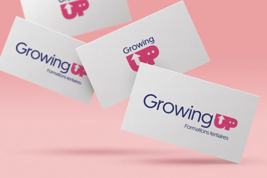 Cartes de visite Growing UP pour des formations tertiaires, avec un logo rose et bleu sur fond rose, créé par Nicolas Montis designer UX/UI à Bordeaux