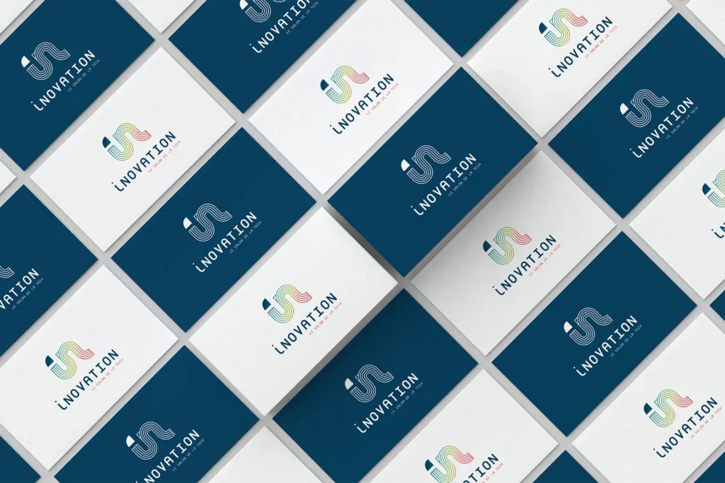 Cartes de visite INOVATION avec un logo stylisé et le slogan "Le salon de la tech", sur fond bleu et blanc en damier, logo conçu par Nicolas Montis, designer UX/UI à Bordeaux