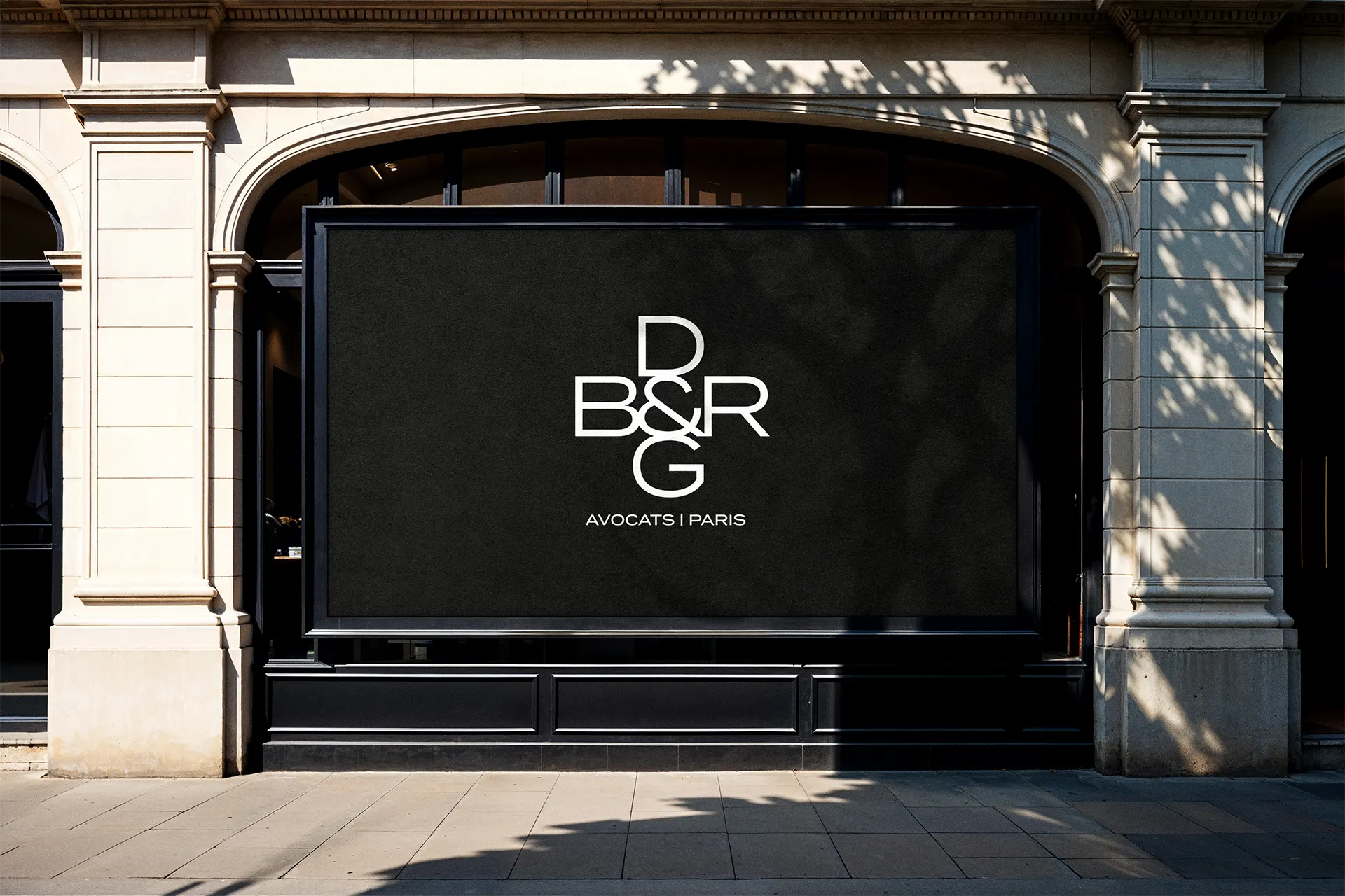 Logo BDRG sur vitrine de cabinet à Paris, création par Nicolas Montis, designer UI/UX à Bordeaux