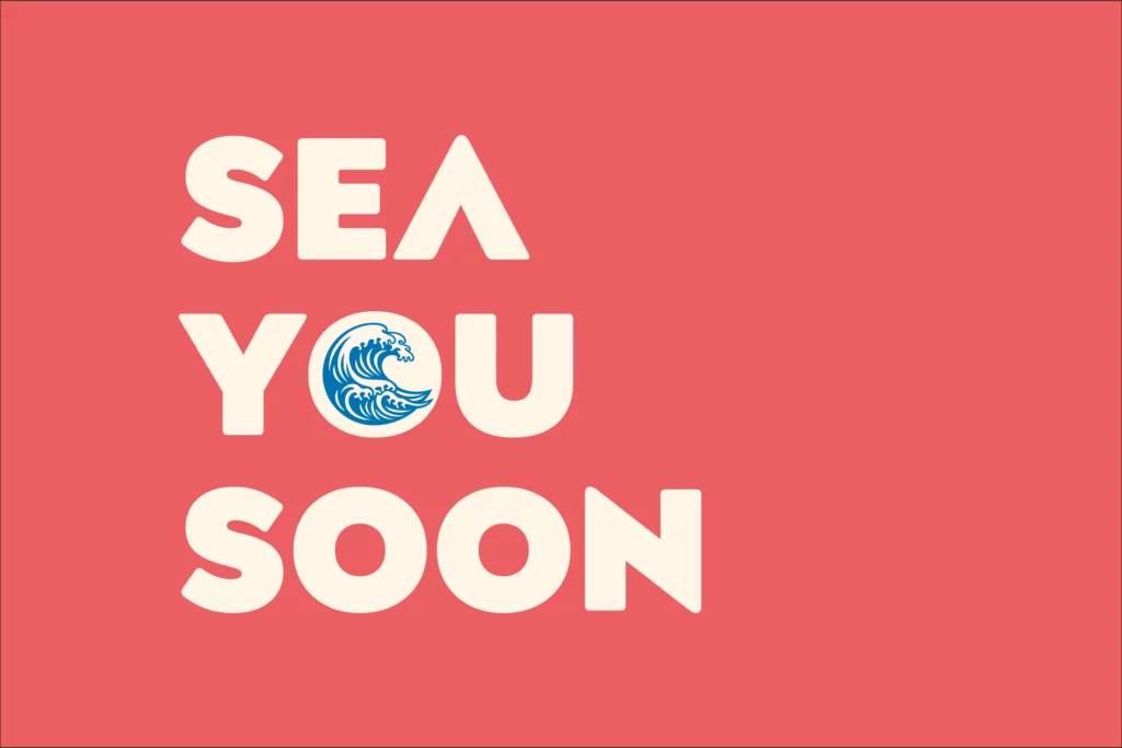 Logo "Sea You Soon" sur fond rose, avec lettrage crème et une vague bleue stylisée au centre du mot "YOU".