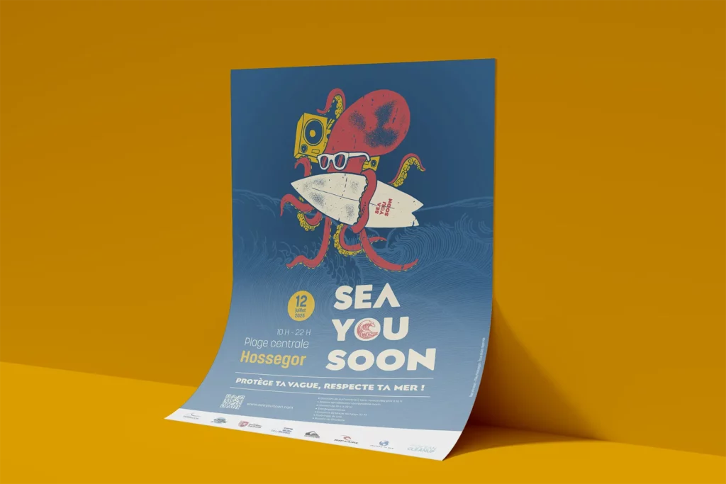 Mockup d’une affiche "Sea You Soon" posée sur un fond orange, illustrant l’événement de surf et de sensibilisation écologique à Hossegor.