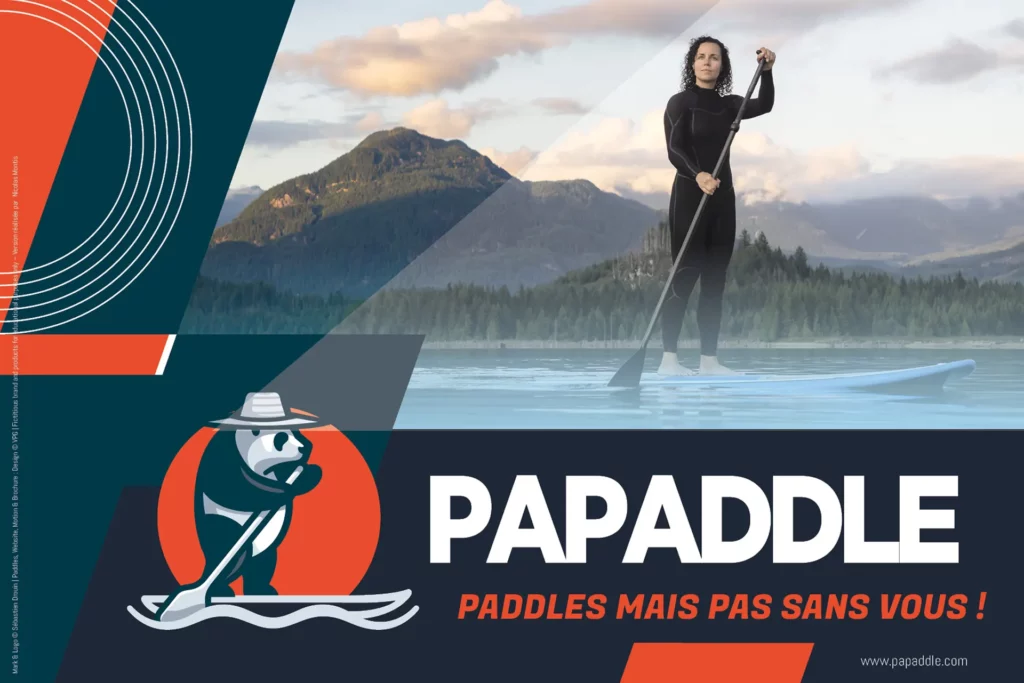 Couverture publicitaire Papaddle avec une personne en paddle sur un lac entouré de montagnes et le logo de la marque représentant un panda pagayant.